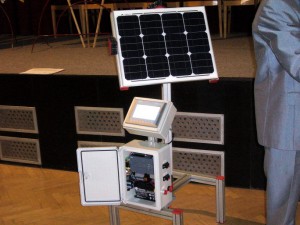 Fotovoltaický článek řízený PLC automatem za sluncem